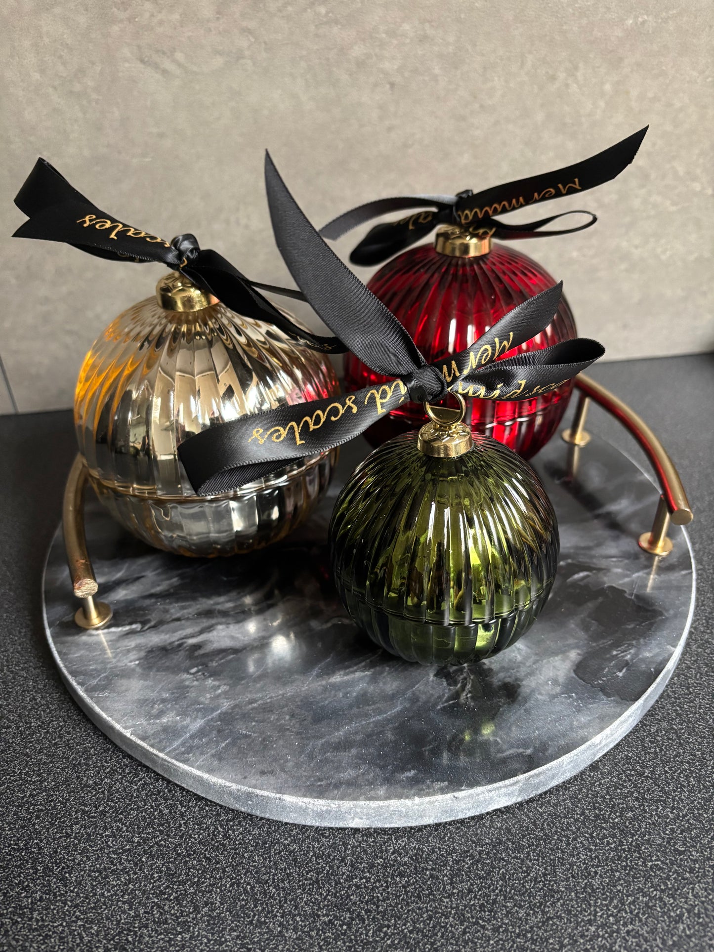 Geurkaars kerstbal L rood