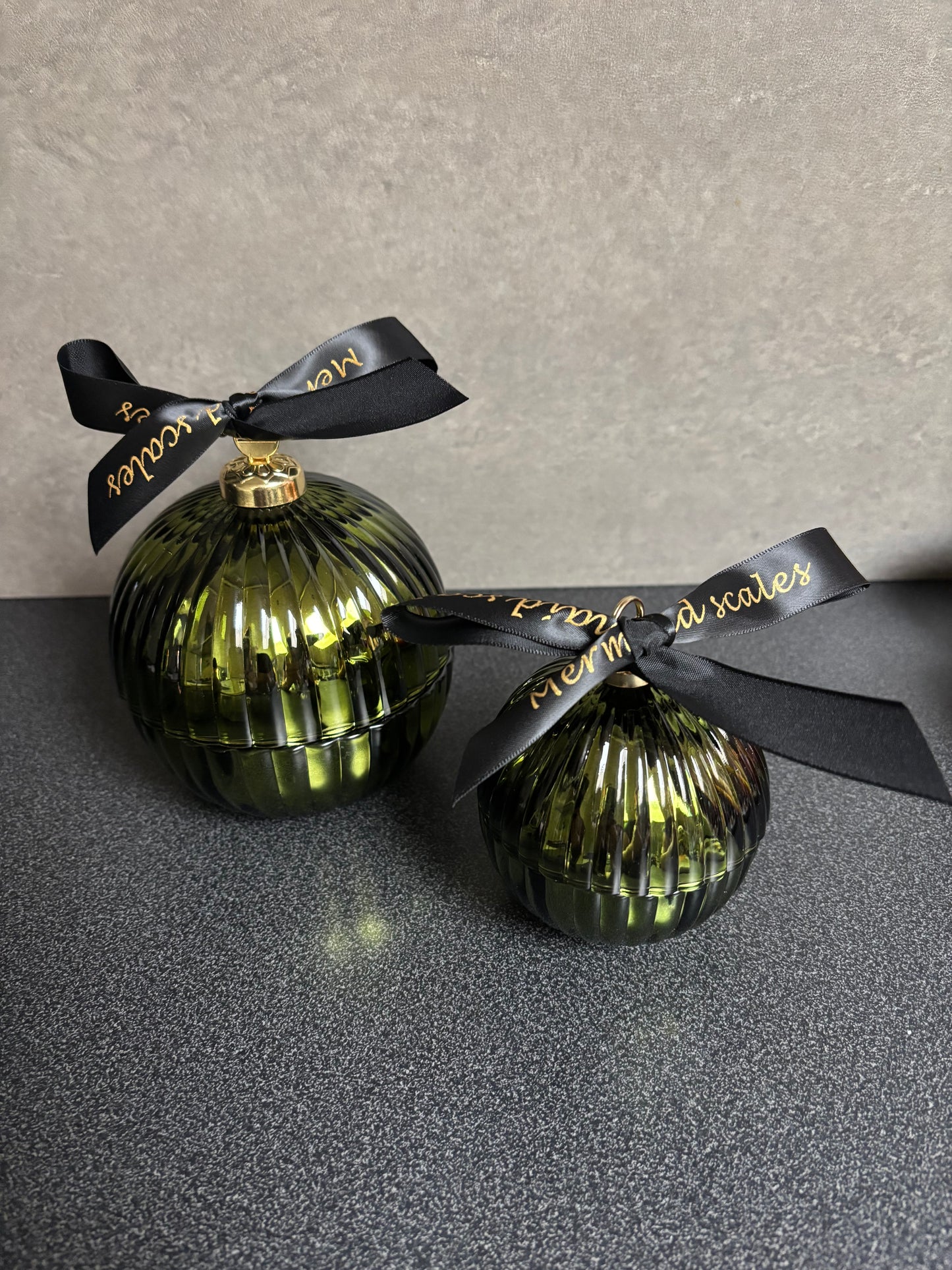 Geurkaars kerstbal L groen