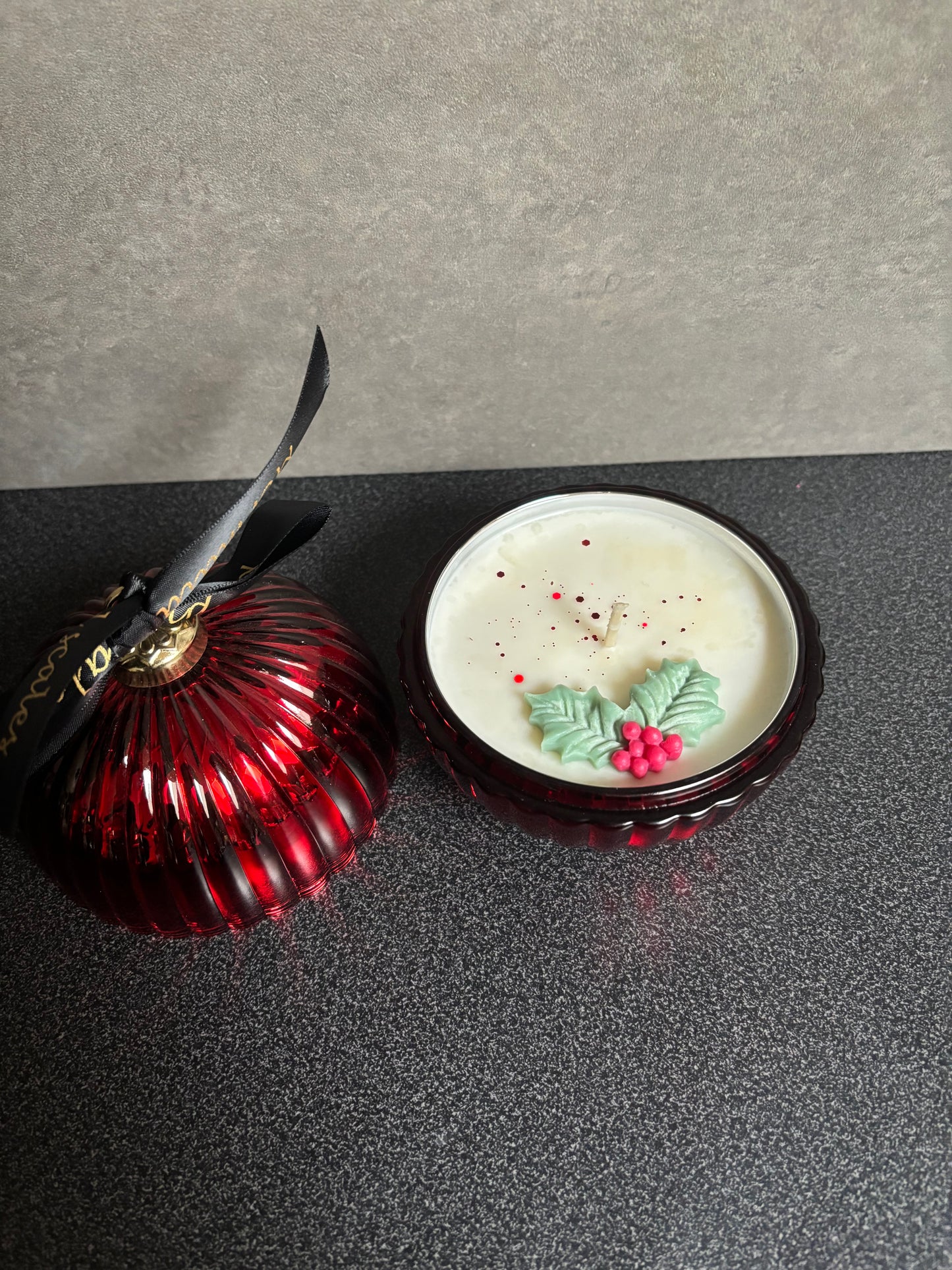 Geurkaars kerstbal L rood