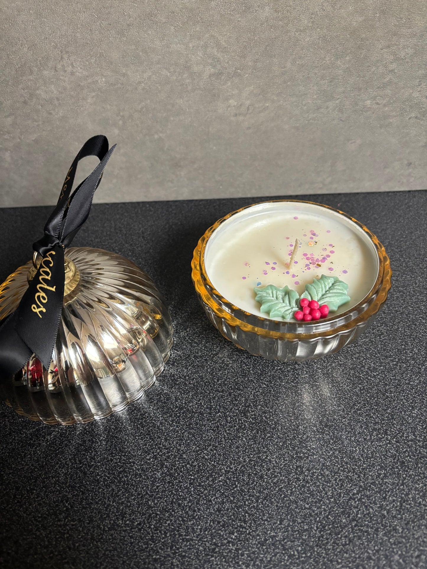 Geurkaars kerstbal L goud